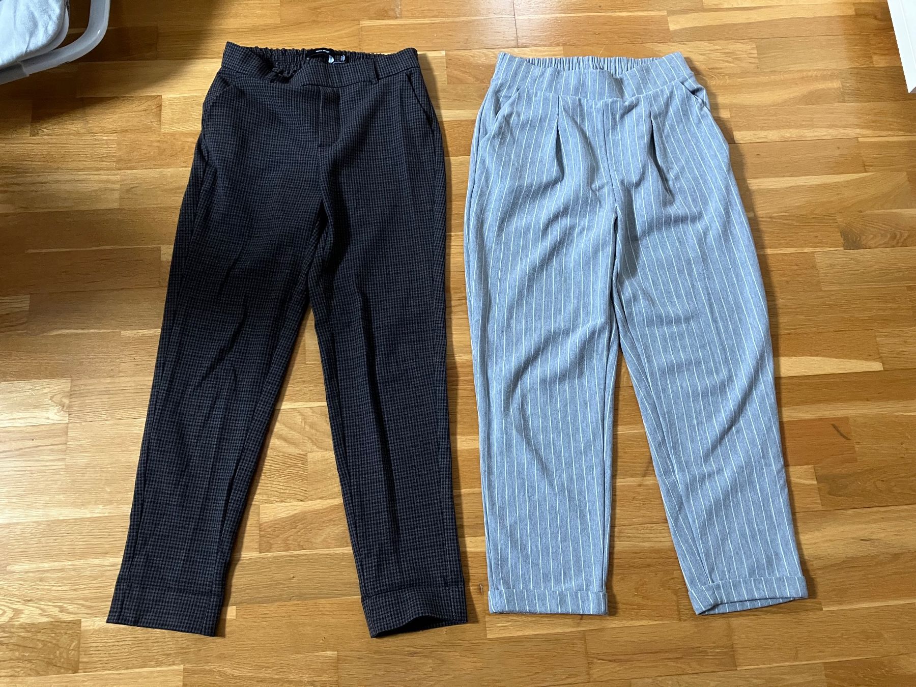 Vero Moda Pantaloni: Zwei Stoffhosen XS - S – Usato da Simplon Dorf venduto da fraueulalia
