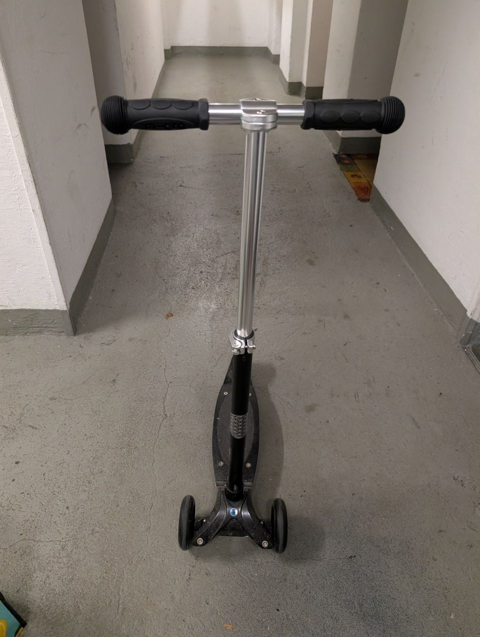 Micro Kickboard: Micro Roller schwarz 3 Rollen guter Zustand – Usato da Zürich venduto da Finafets 2