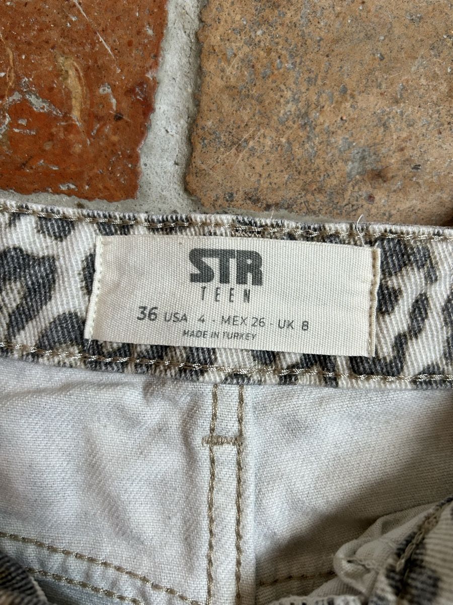 Pull&Bear Pantaloni: Pull&Bear Hose mit Leo-Muster, Grösse 36 – Usato da Zürich venduto da SofiJab 1