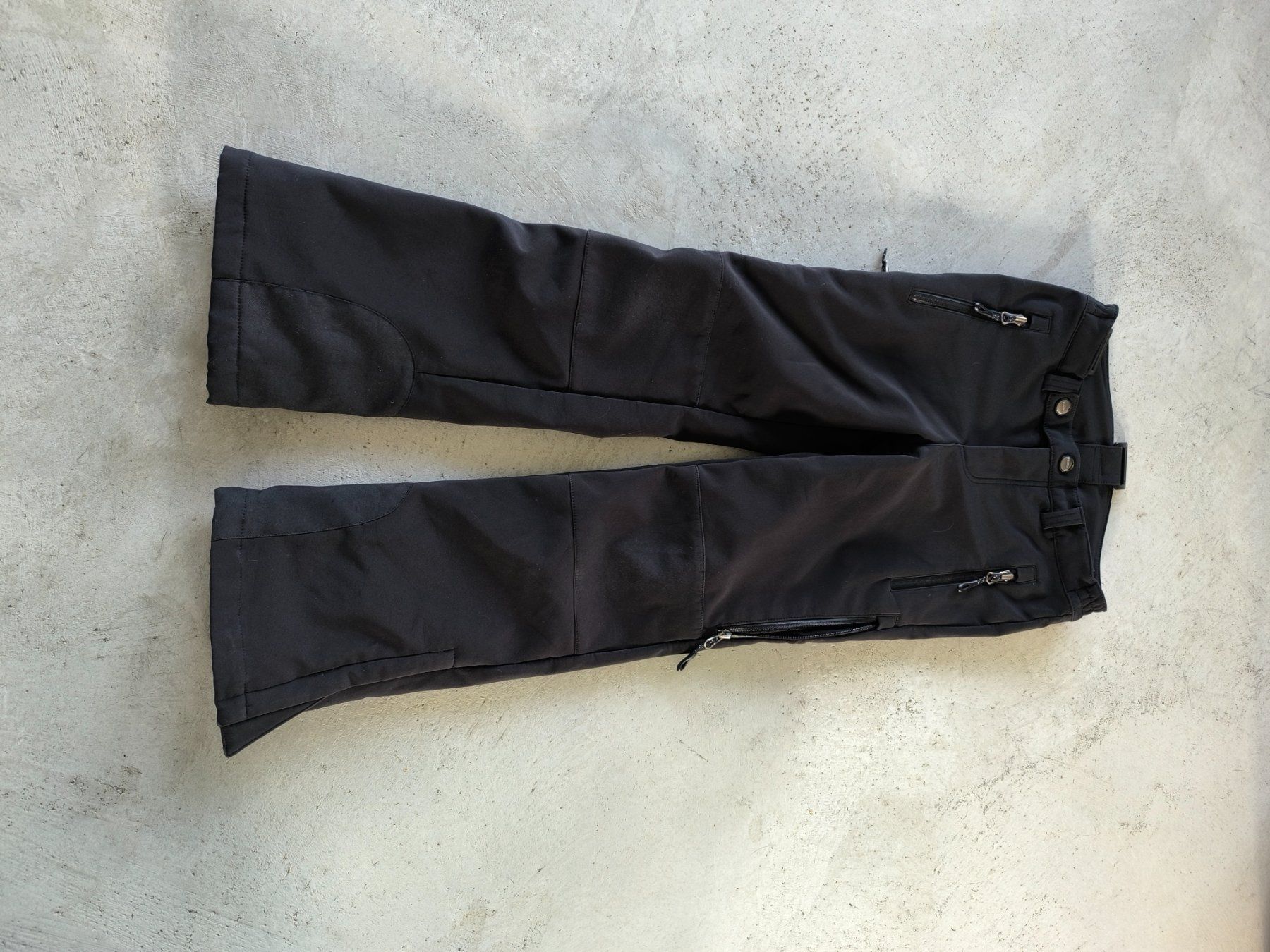 Pantaloni: schwarze Softshellhose Gr. 134/140 – Usato da Einigen venduto da Bern73