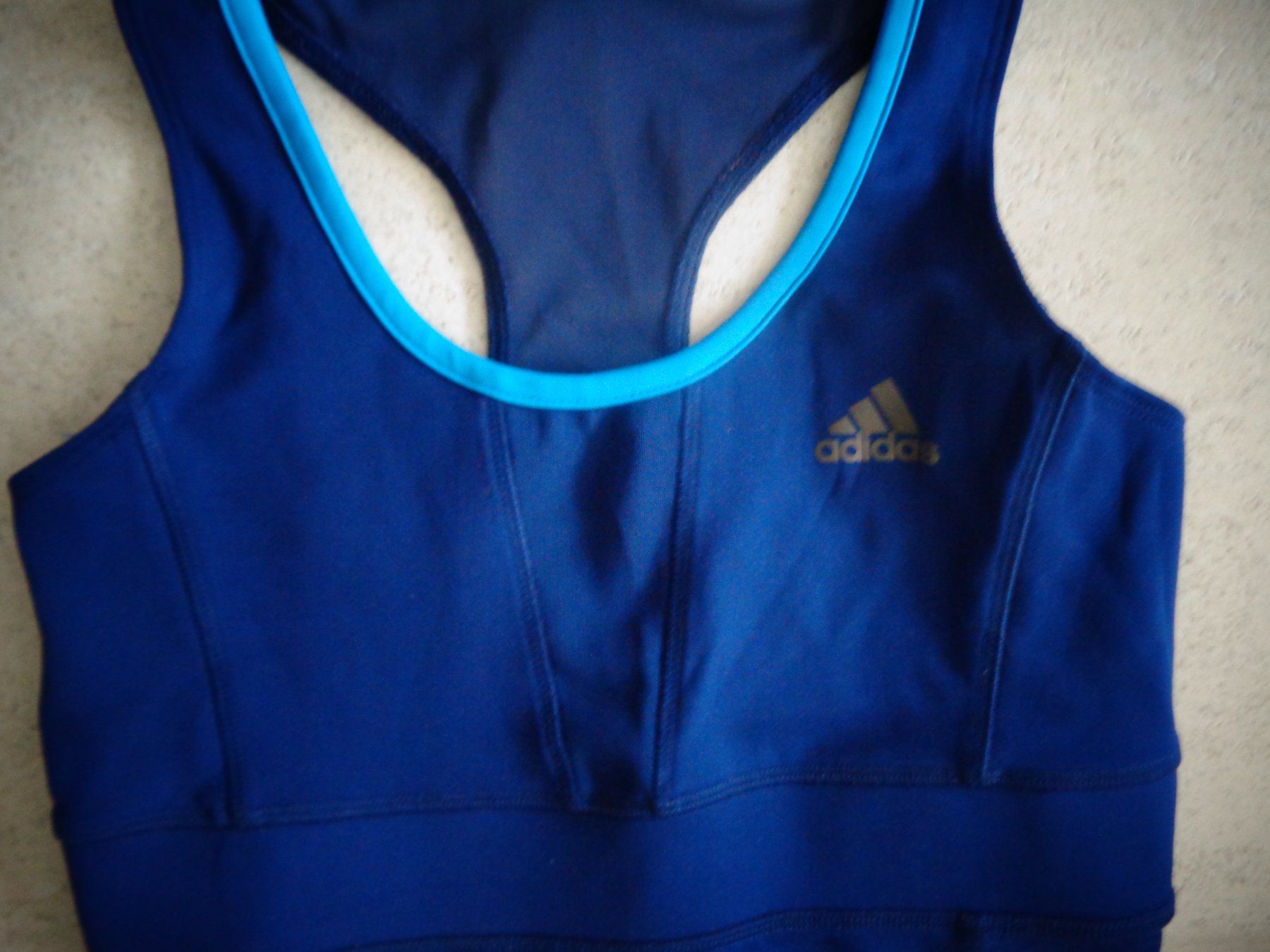 Adidas Top: ADIDAS  TOP  GR.XS NEU – Nuovo (secondo la descrizione) da Rotkreuz venduto da Samballi 1