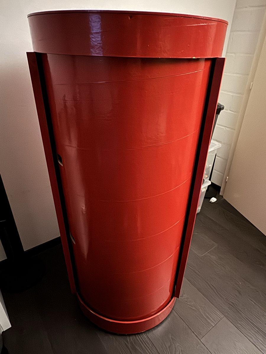 Armadi: Roter Design-Rundschrank aus Karton – Usato da Erlinsbach venduto da Tamaratamara 1