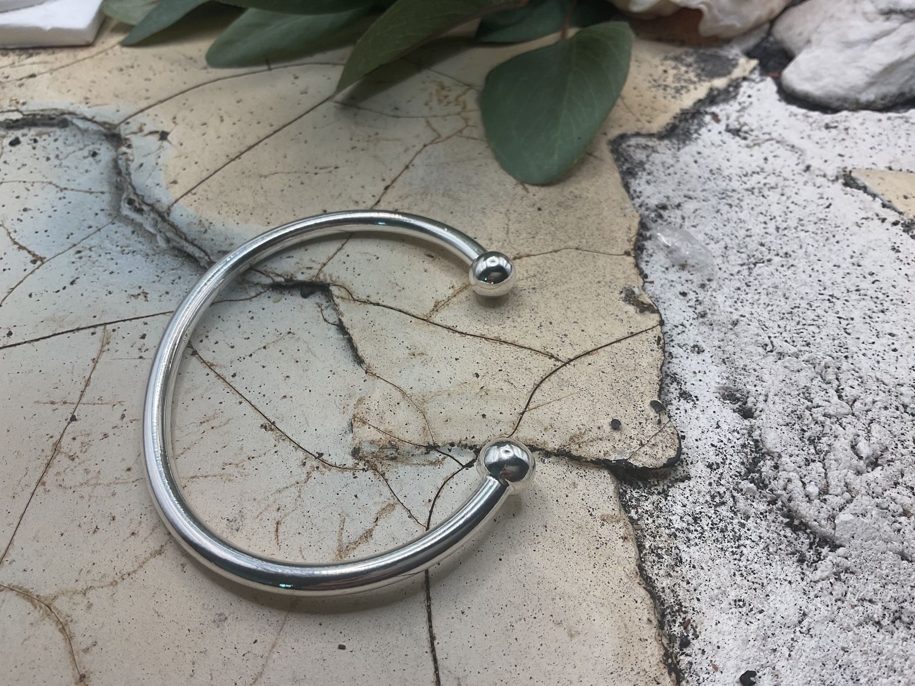 Bracciali & Braccialetti: Armreif Sterlingsilber mit 2 Perlen als Abschluss – Nuovo e nell'imballaggio originale da Luzern venduto da S.Kern01