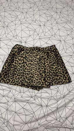 H&M Shorts leopard print EUR 46, neu