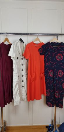 Gr. S/M Kleiderpaket - 3xKleid, 1 Overall