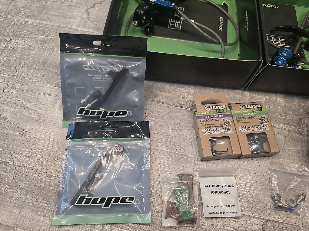 Pezzi di ricambio: Hope Tech V 4V Black/ Blue – Usato da Oberweningen venduto da Kneubuehl-anatol 2
