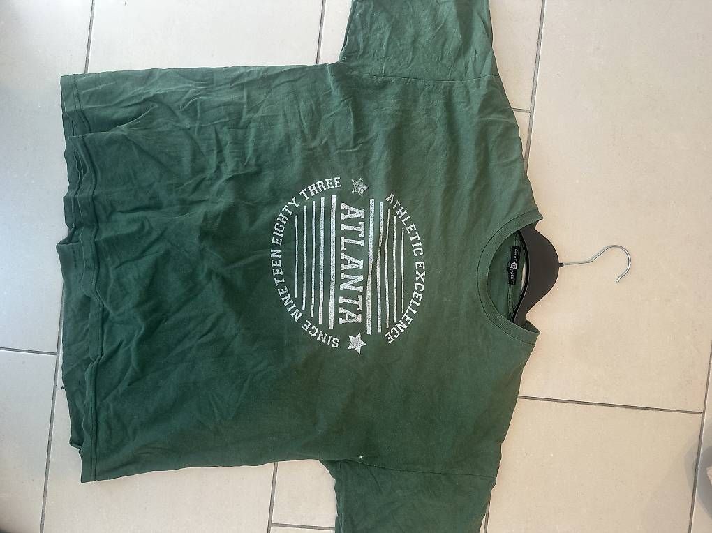 T-shirt: Grünes Oversize T-shirt  – Usato da Kehrsatz venduto da aik_w2jm 2