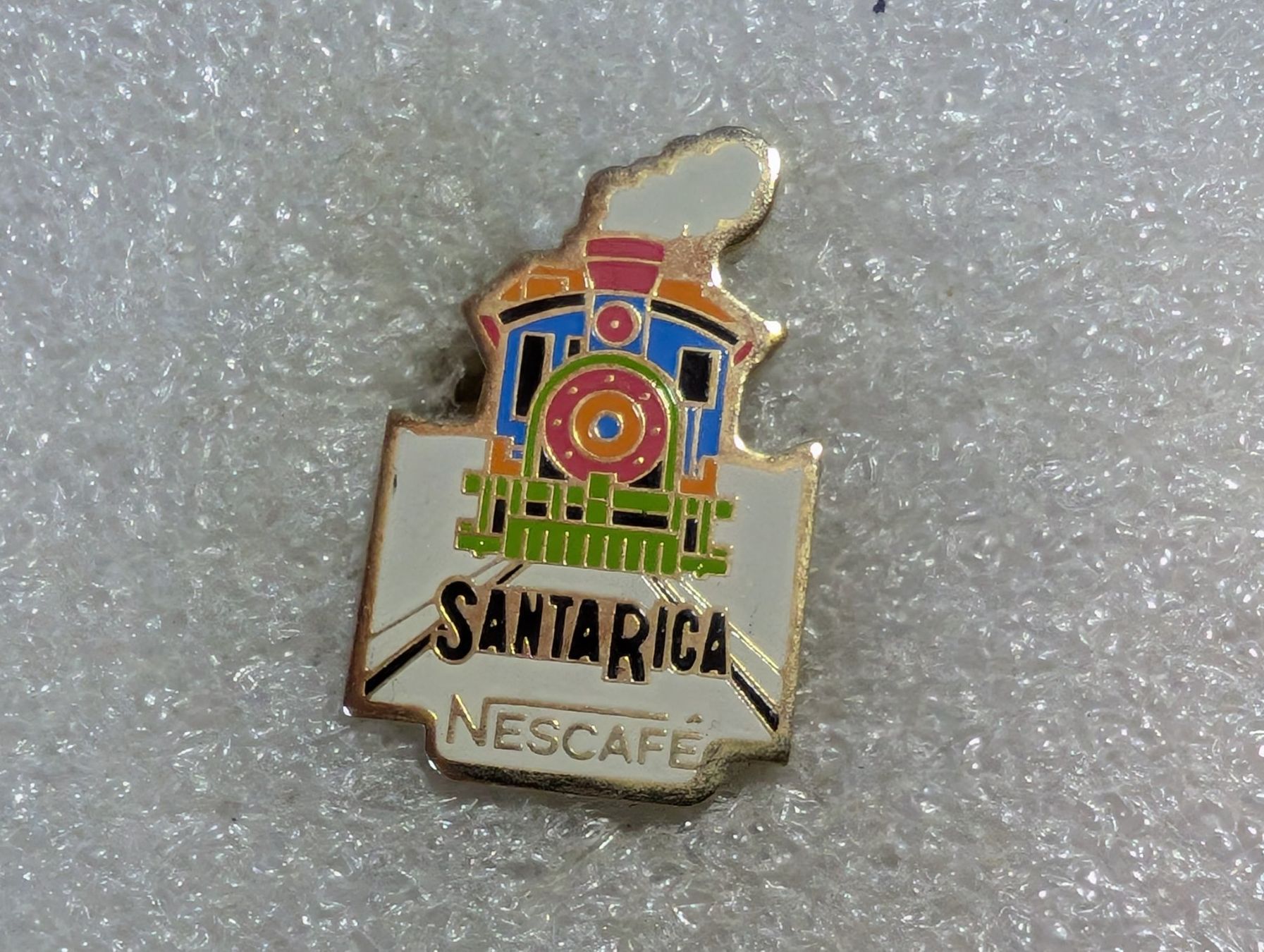 Plaketten & Abzeichen: Ansteckpin 132: Nescafe Santarica – Gebraucht aus Oppligen von Pin-Fall-Shop