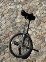 Einrad mit Sattel und Rad in gutem Zustand