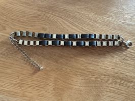 Armband in Gold-Optik mit schwarzen Details