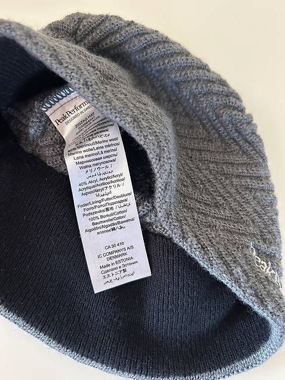 Peak Performance Copricapi, berretti & cappellini: Kappe grau Peak Performance – Nuovo (secondo la descrizione) da Niederglatt ZH venduto da Julia_4 1