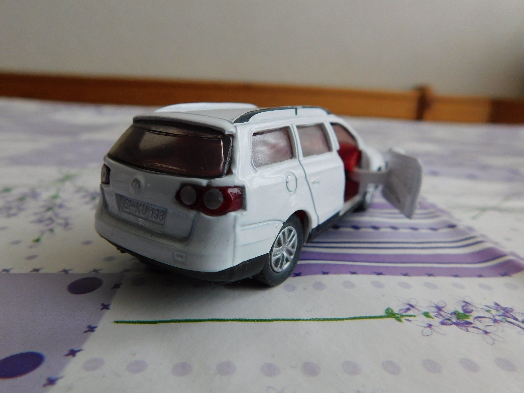 Siku Modellini d'auto: Siku VW Passat Variant weiss – Difettoso da Strengelbach venduto da Wedi73 4
