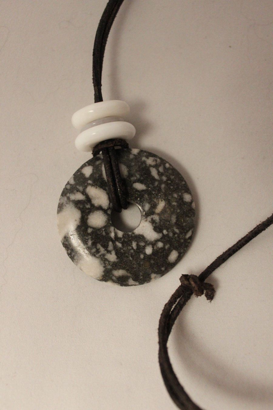 Catenine: Collier lanière cuir et pendentif pierre – Usato da Marsens venduto da fakia 1