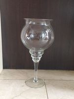 Grosses Trinkglas als Blumenvase