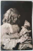 AK Ansichtskarte, Mädchen mit Puppe (V), 1906