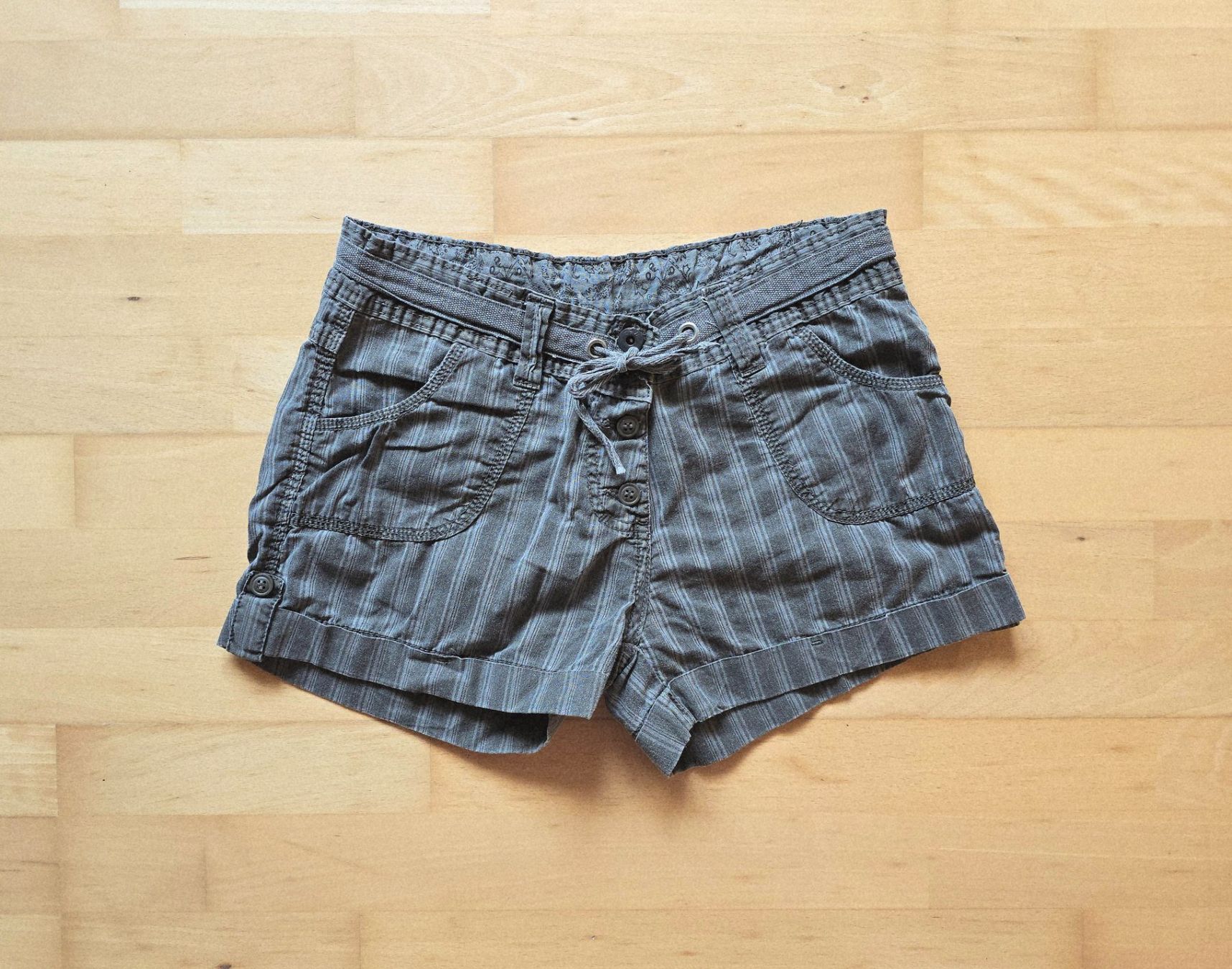 Hosen: Lässige Hotpants grau/schwarz 38 – Gebraucht aus Dättlikon von Wundertuete_