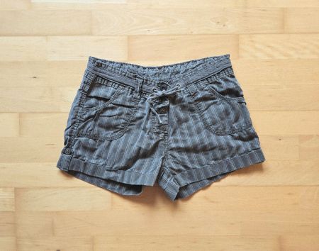 Lässige Hotpants grau/schwarz 38