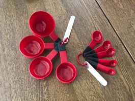 KITCHENAID Lot de tasses et cuillères à mesurer rouges