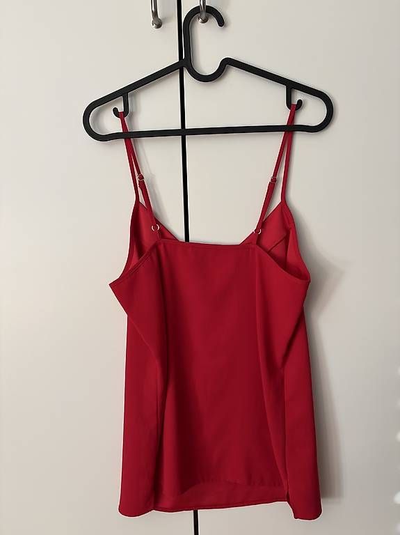 Top: Feines, rotes Sommeroberteil, Grösse 36 – Usato da Zürich venduto da Tamara066 3