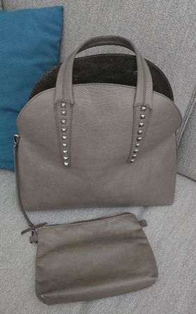 Schicke Damen Handtasche mit grauen Nieten