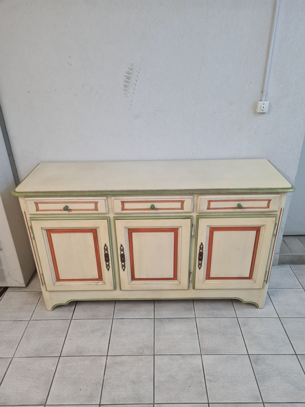Set di tavolo e panche: Ensemble, un banc, une commode, et deux tables base – Usato da Monthey venduto da 187-zeroo 3