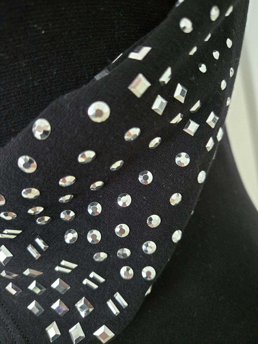 Vestiti: Kleid schwarz Grösse M mit Steinen und Muster – Usato da Rheinsulz venduto da Gilea 2