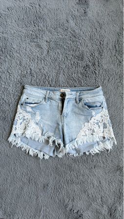 Sommer Jeans Shorts mit Spitze, destroyed Look, Grösse 28