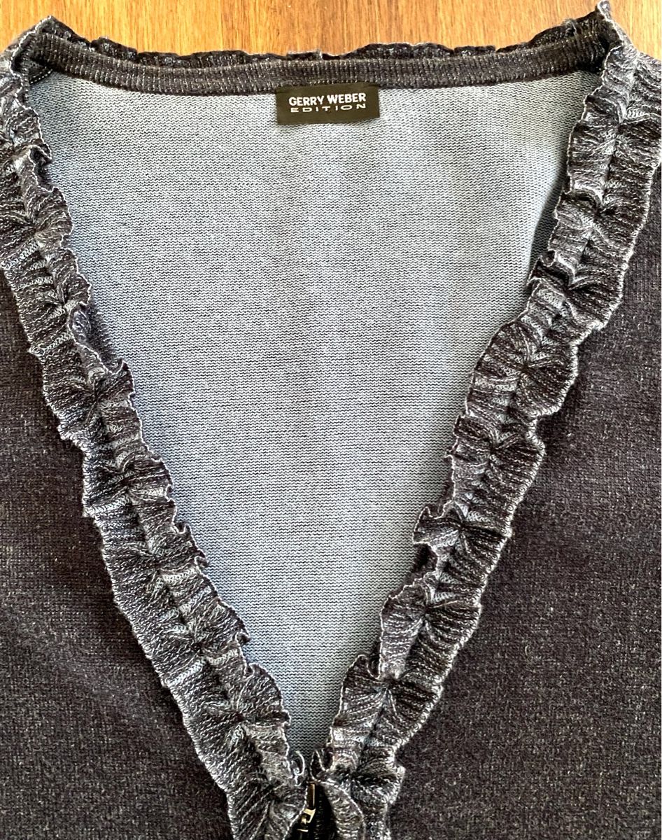 Gerry Weber Giacche: Gerry Weber Strickjacke mit Rüschen, Gr. 46, Baumwolle – Usato da Jona venduto da Flamingoo