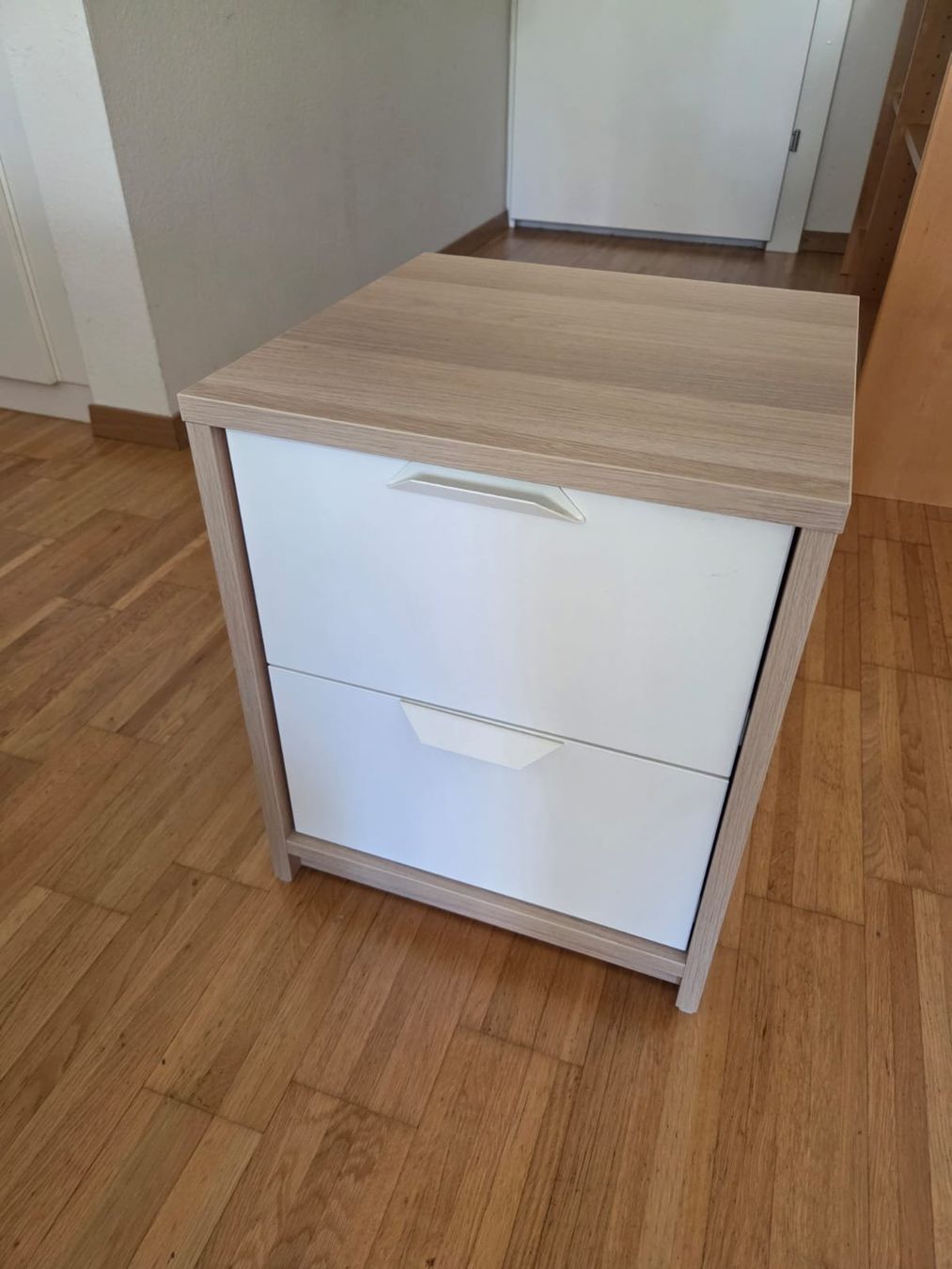 Ikea Tables de nuit: Nachttisch mit 2 Schubladen weiss – D'occasion à Zürich par luc_5nvt