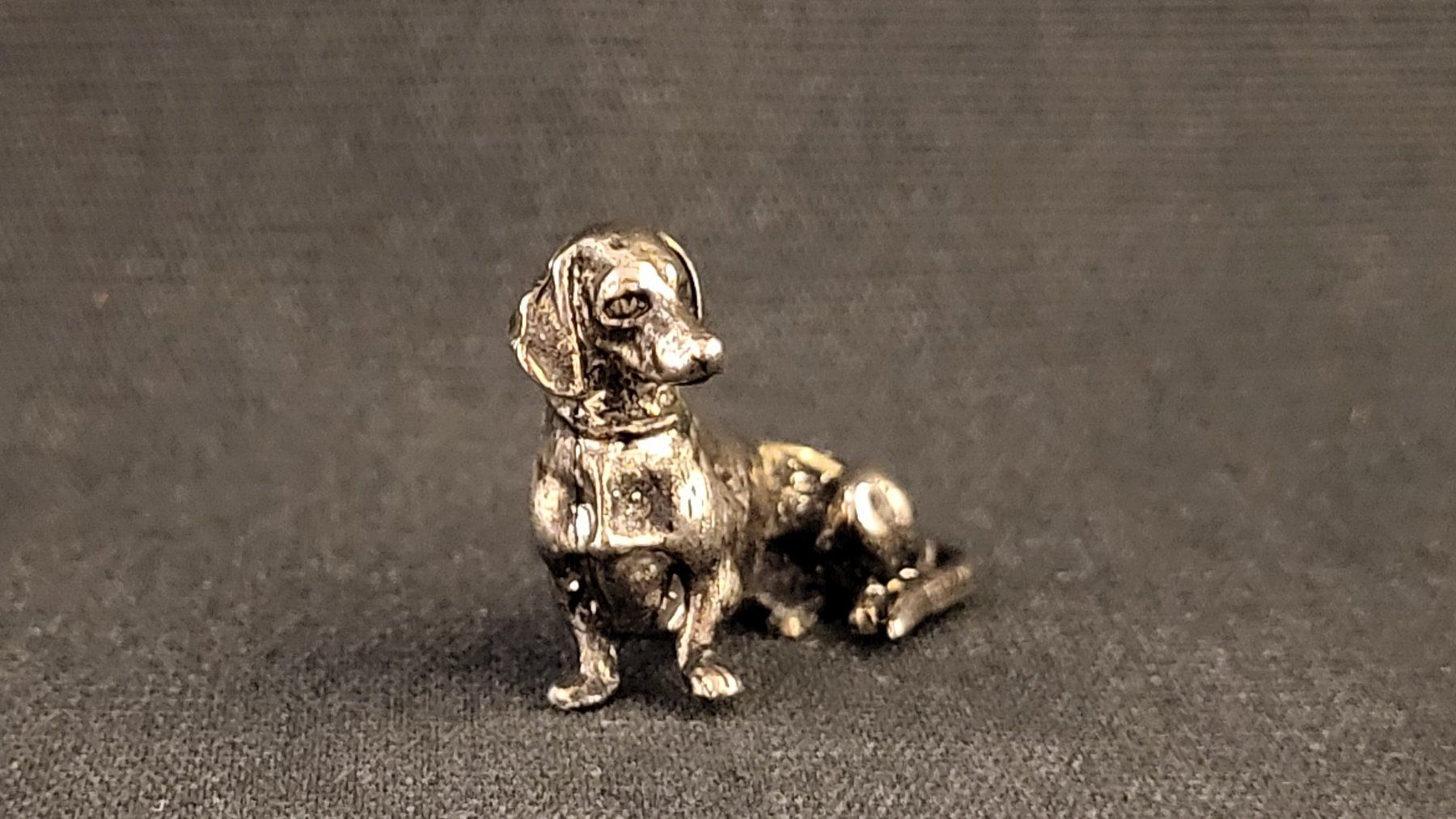 Statuette: Kleiner Metall-Dackel "V" – Usato da Basel venduto da spinne02 1