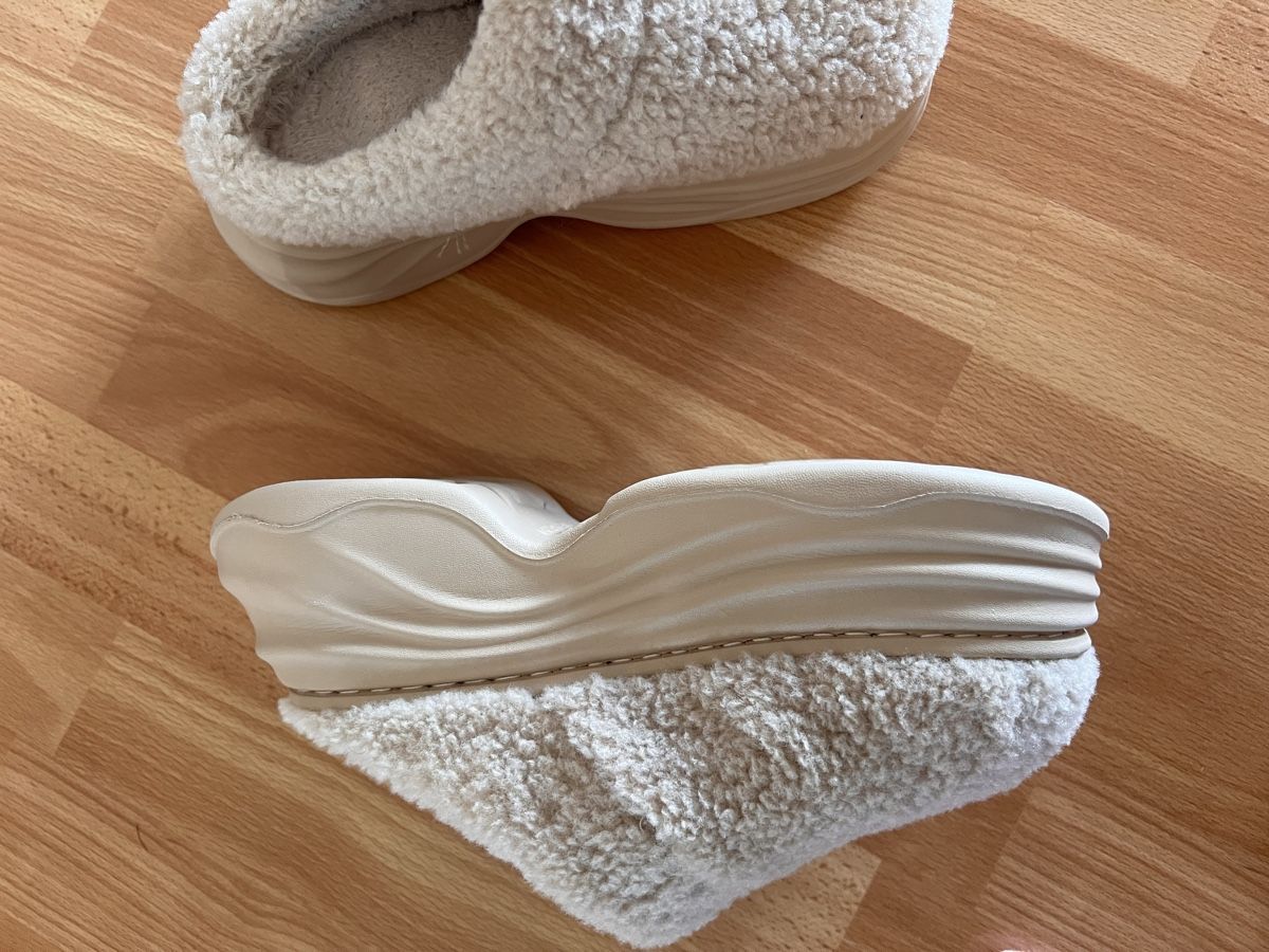 Scarpe da donna: Hausschuhe Teddyfutter Creme Groesse 40-41 – Usato da Olten venduto da Sonjason 2