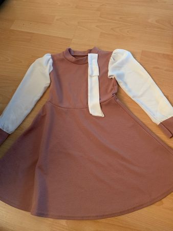 Jolie robe de fête taille 122-128 6-8 ans
