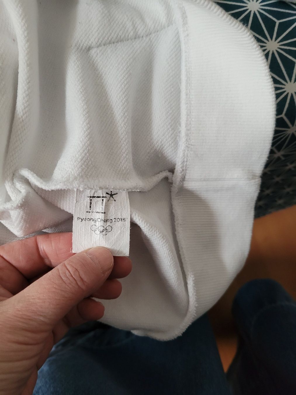 Pullover & Sweatshirts: 3 hoodie taille S-M – Gebraucht aus Veytaux von Muchmuche 3