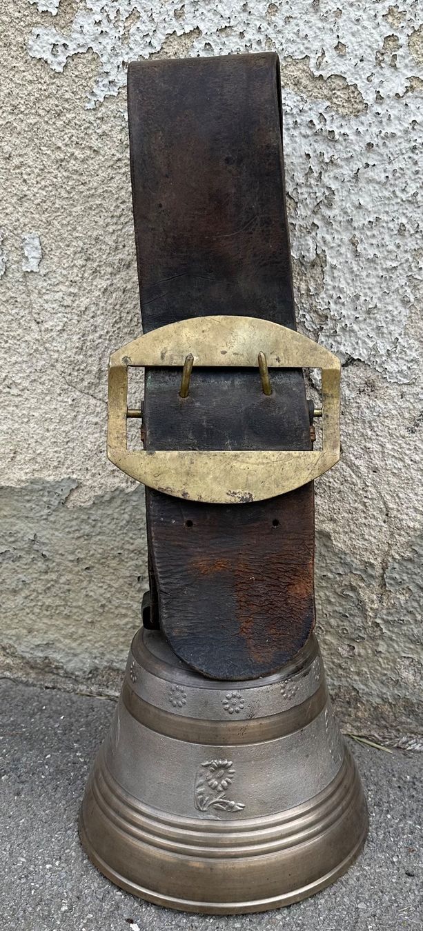 Campanacci mucche: Grosse Glocke mit schönem Laufbär – Usato da Kandergrund venduto da honey-art_and_more