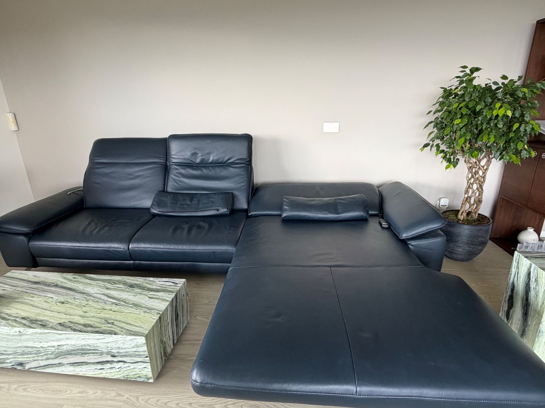 Pfister Sofas: Canapé d’angle Rivello en cuir bleu — comme neuf – Neuf (Voir description) à Cologny par Ikram.lac 1