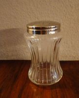 Zuckerstreuer, Glas mit Metalldeckel.