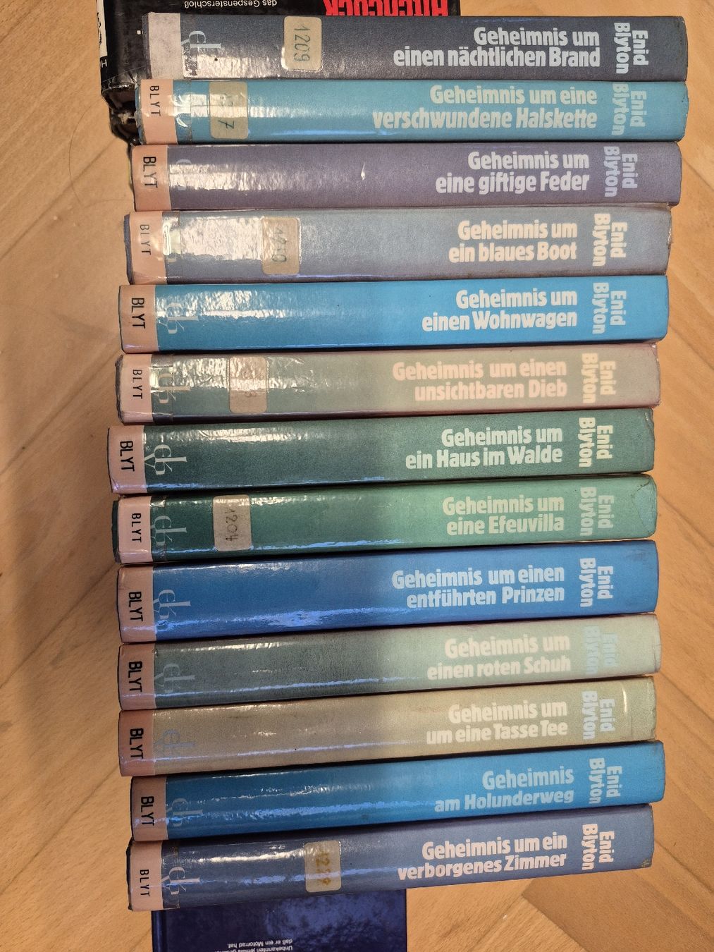 Bücher: Geheimnis um... – Gebraucht aus Glarus von glarneri