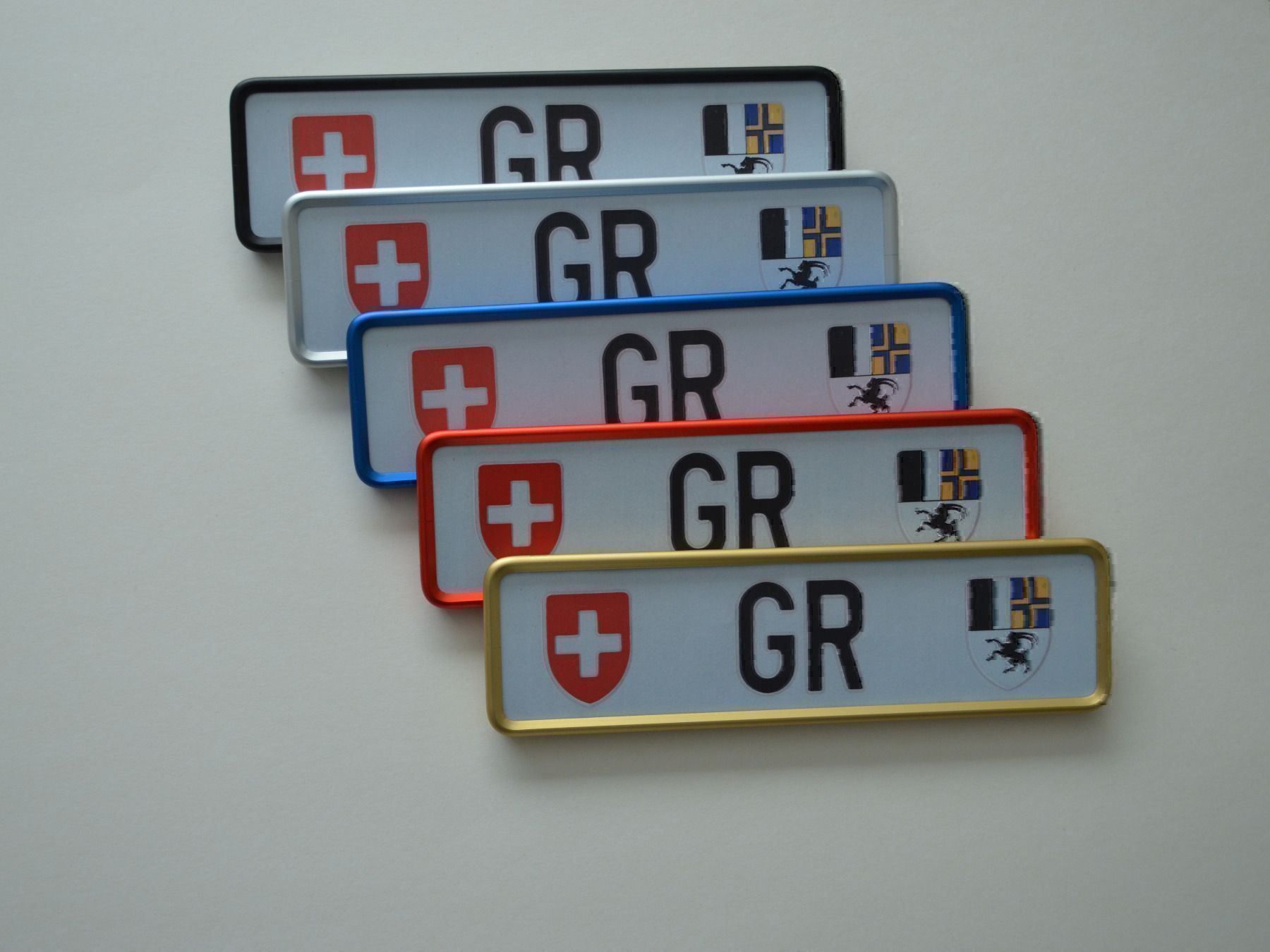 Insegne: Kennzeichenhalter aus Aluminium Schwarz – Nuovo e nell'imballaggio originale da Chur venduto da Bart88 1