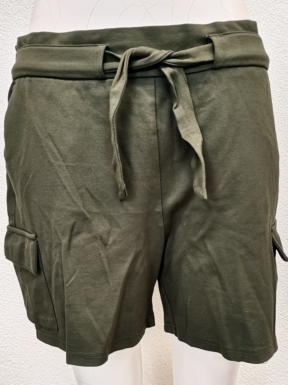 Only Pantaloni: ONLY Poptrash Cargoshort Damen Gr. L Khaki – Usato da Schaffhausen venduto da Restwert_SH