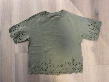 T-Shirt mit Broderie Lochmuster oliv XS neu