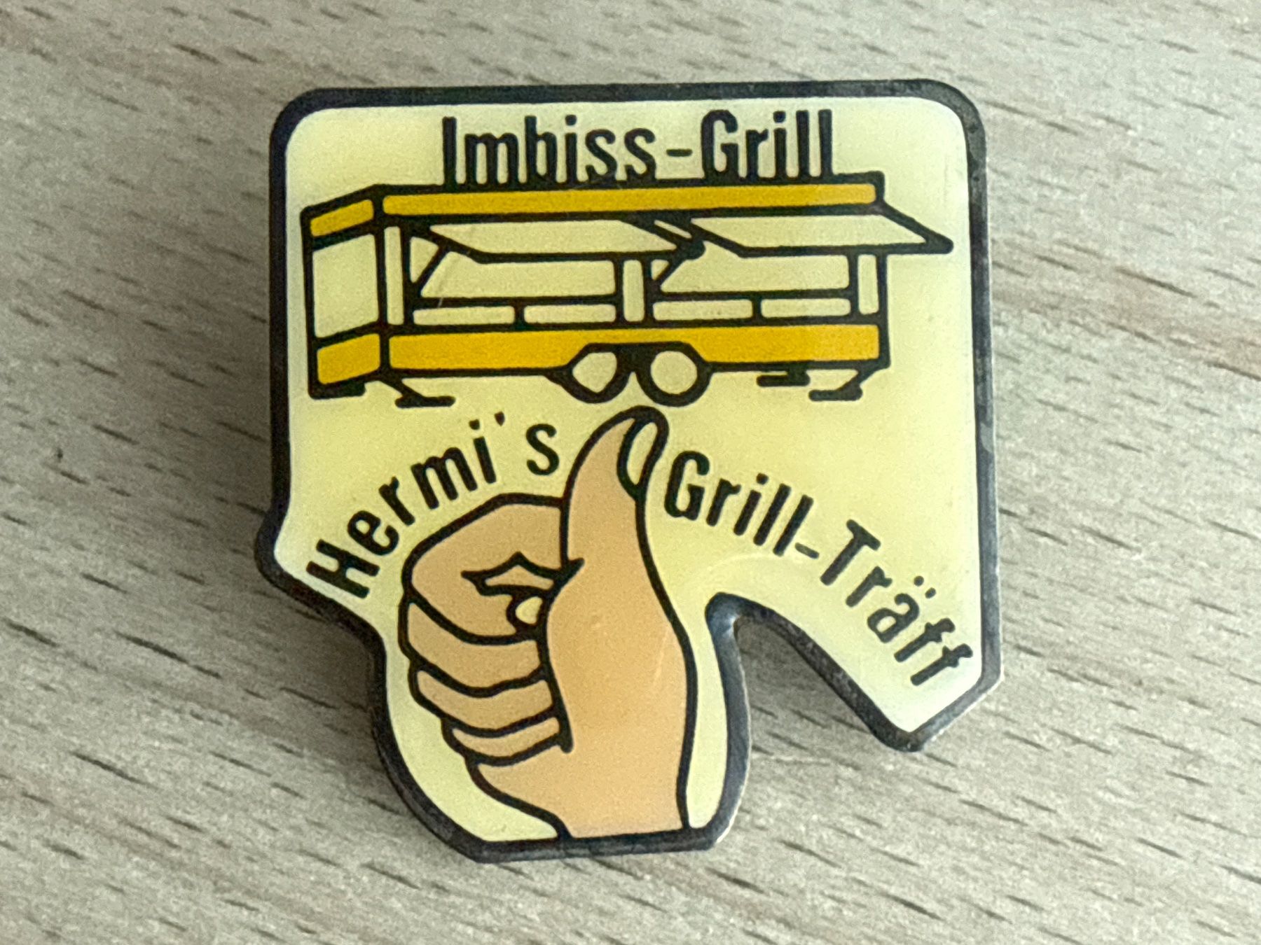 Plaketten & Abzeichen: Pin Imbiss-Grill Hermi's Grill-Träff – Gebraucht aus Glattbrugg von Schweigmatt