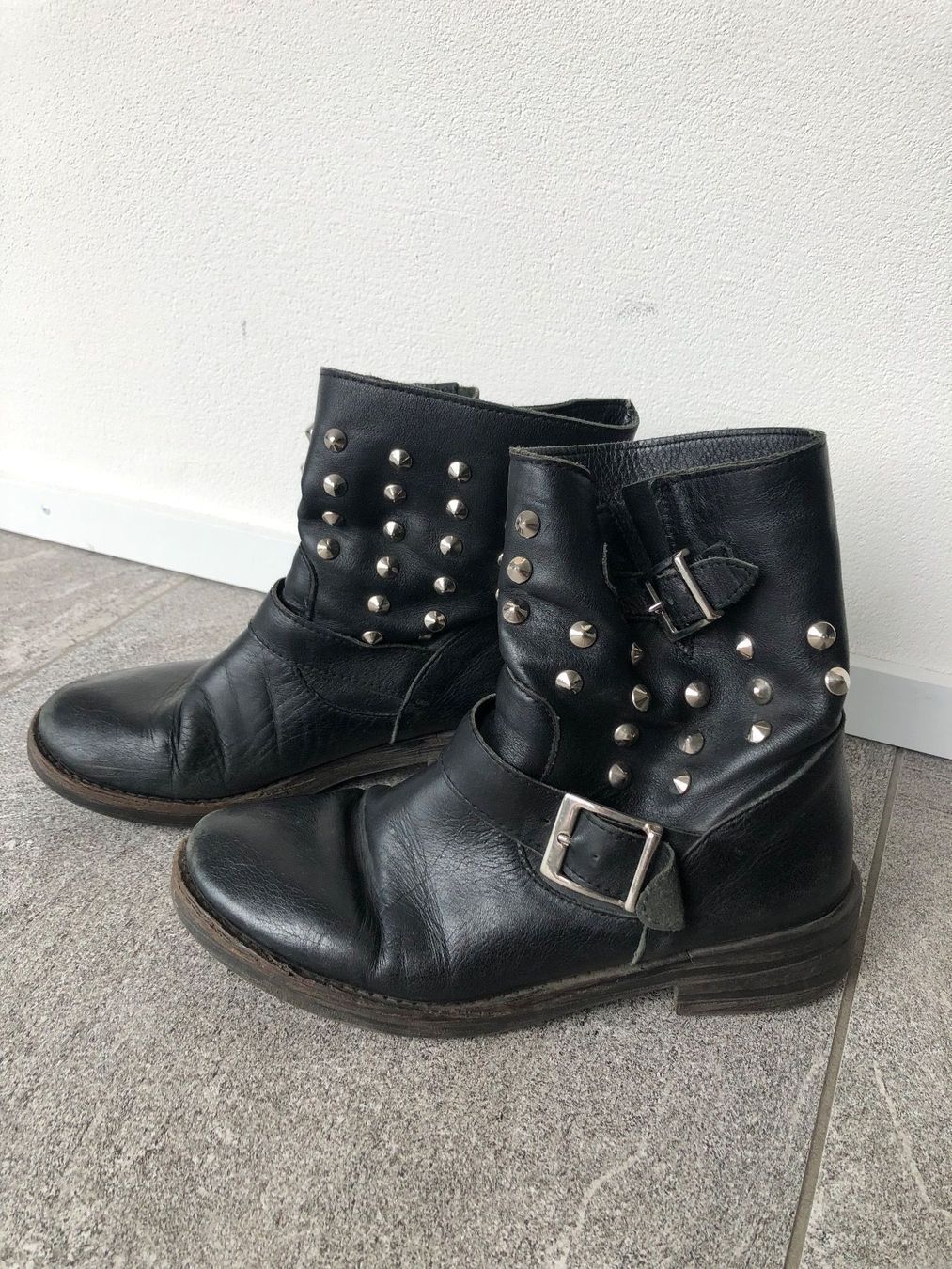 Scarpe da donna: Halbstiefel mit Beschlägen – Usato da Wiesendangen venduto da fed_jsw7