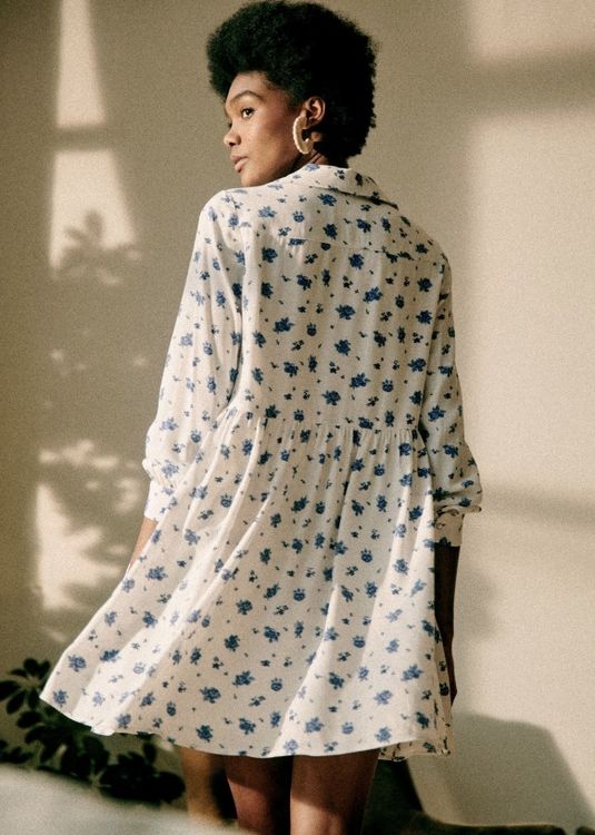 S?�zane robe blanche ?� fleures bleues | Kaufen auf Ricardo