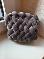 Clutch in velluto grigio intrecciato.