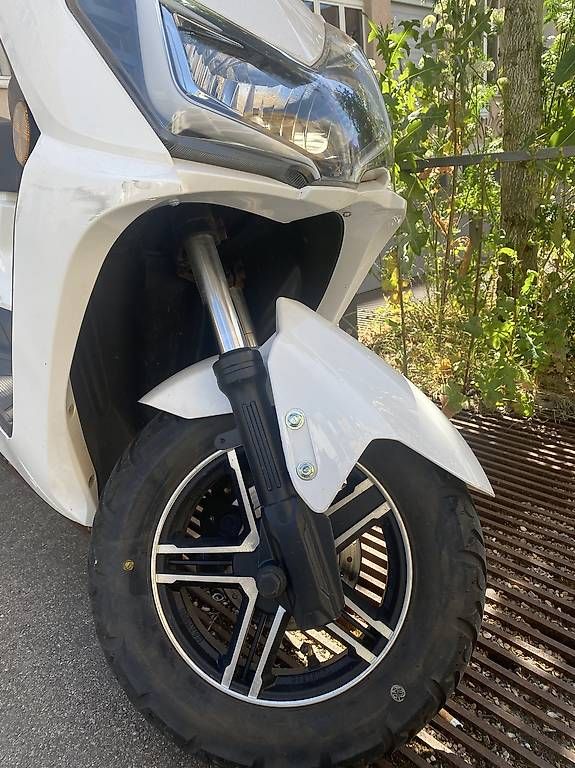 Veicoli elettrici: E-Roller Vengo Leo 45/kmh  – Usato da Zürich venduto da ER- 6