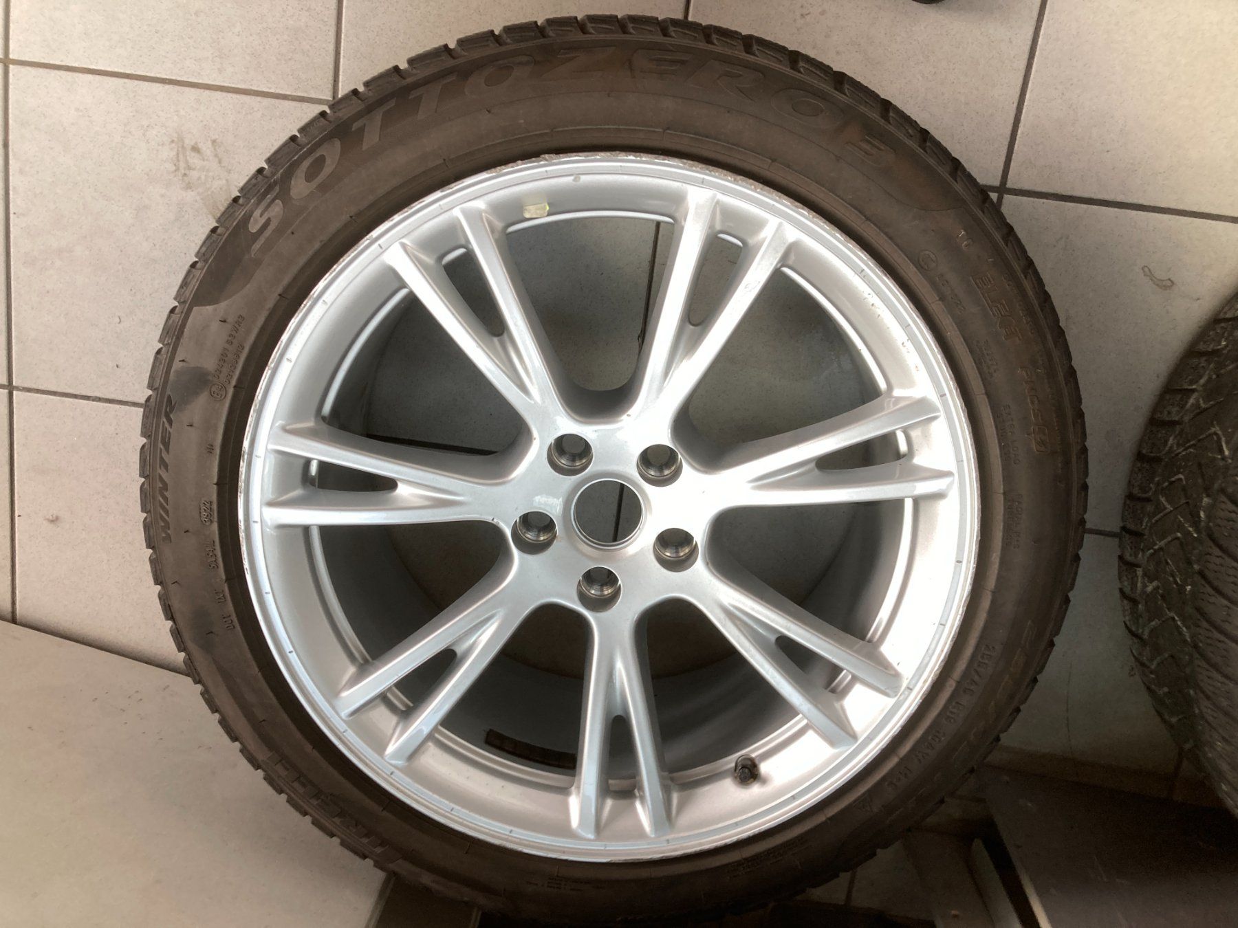 Tesla Pneumatici & Ruote complete: Tesla Model Y Winterräder 255/45R19 – Usato da Cham venduto da WB2223 3