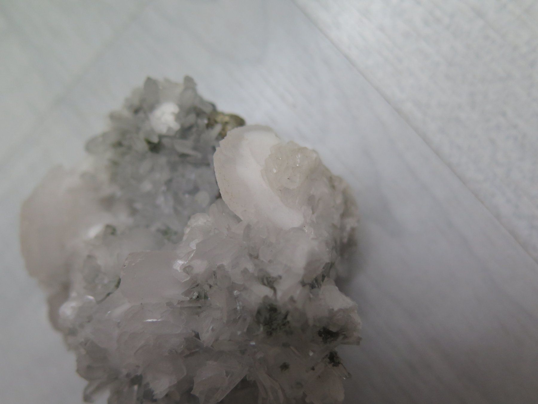 Minerali & Pietre curative: Nadelquarz mit Calcit und Pyrit – Usato da Schaffhausen venduto da Yamakana51L8736OQ8 5