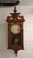 antike Wanduhr mit spezieller Schnitzerei