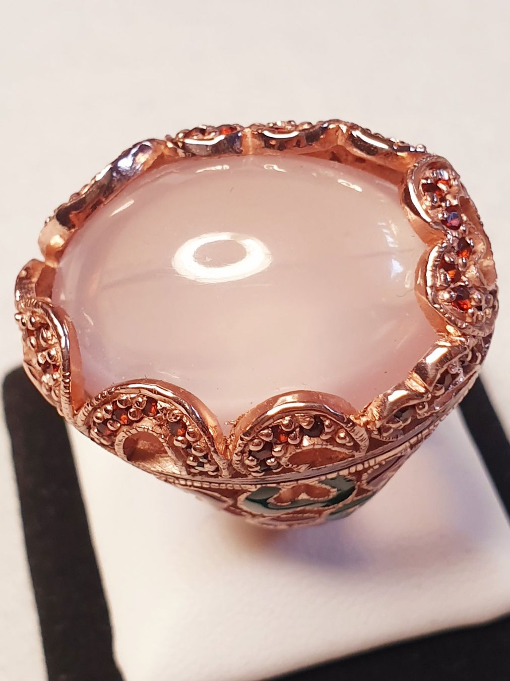 Anelli: Roségoldfarbener Ring mit Chalcedon Cabochon und Emaille – Nuovo (secondo la descrizione) da Zürich venduto da adriben 6