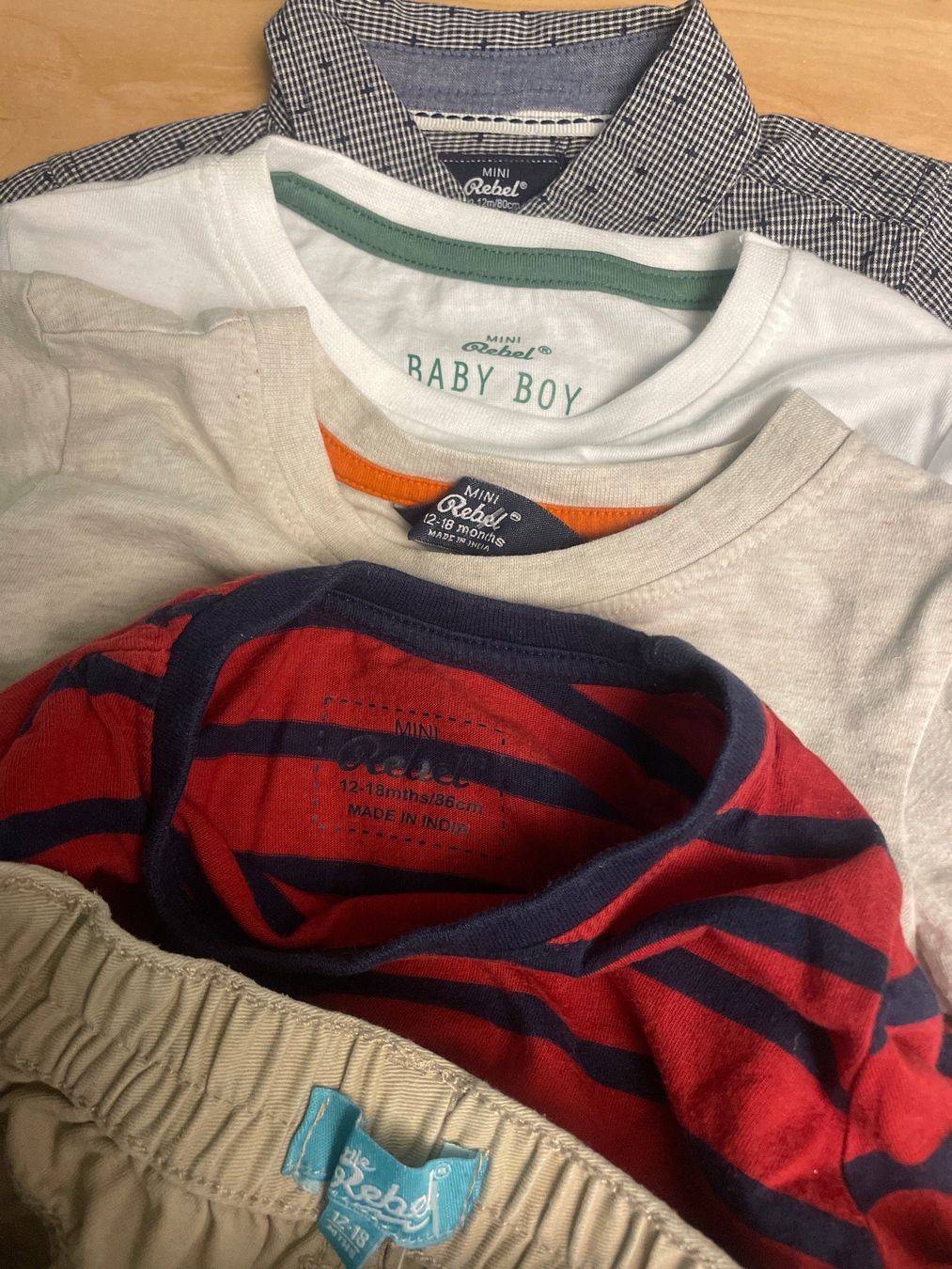 Lotti & Set di vestiti: Cooles REBEL Kleiderpaket Gr.80/86 – Usato da Obergerlafingen venduto da cabo4 4